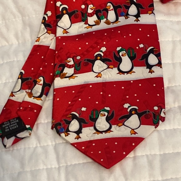 CHRISTMAS SILK TIE PENGUINS DANCING CHRISTMAS GREETINGS by MMG HALLMARK - Picture 1 of 6